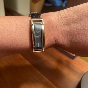 Vintage ladies watch with leather band